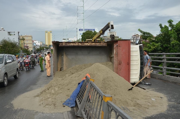 Tránh xe máy, xe tải chở cát lật trên cầu vượt Cây Gõ