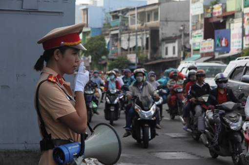 Phát loa kêu gọi người dân tham gia giao thông đúng luật