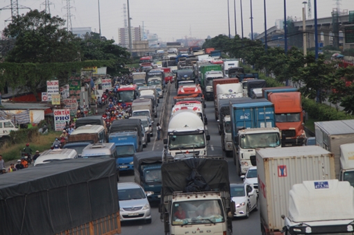 Quốc lộ 1 ùn ứ vì tài xế xe đầu kéo…ngủ gật