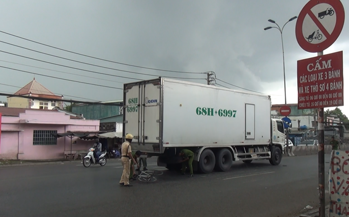 Nam thanh niên bị xe tải tông tử vong trên đường đi mua cơm