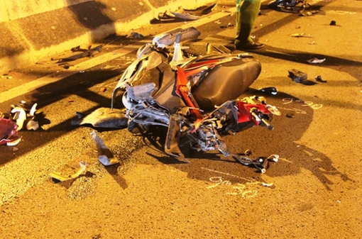 Chạy ngược chiều tông ô tô, xe máy nát vụn