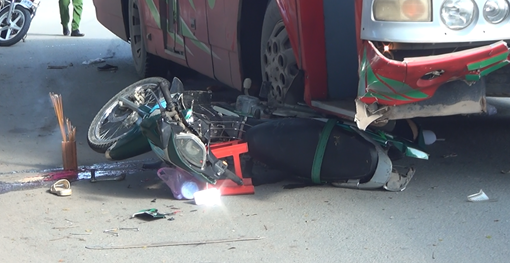 Xe chở công nhân cuốn xe gắn máy, một người tử vong