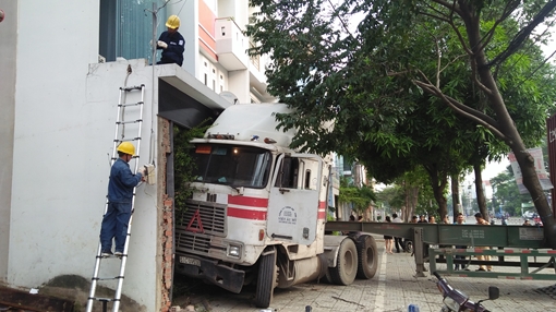 Tài xế xe đầu kéo ngủ gật lao xe vào nhà dân