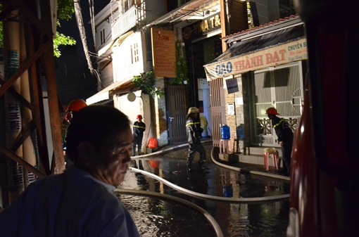 Dùng xe thang dập lửa tòa nhà 6 tầng