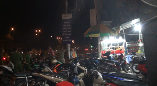 Hai thanh niên lạ mặt đâm gục đầu bếp trong quán nhậu