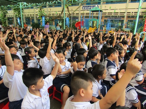 Phổ biến luật giao thông cho các em học sinh tiểu học