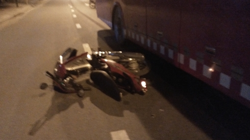 Va chạm với xe đưa rước công nhân, một học sinh nguy kịch