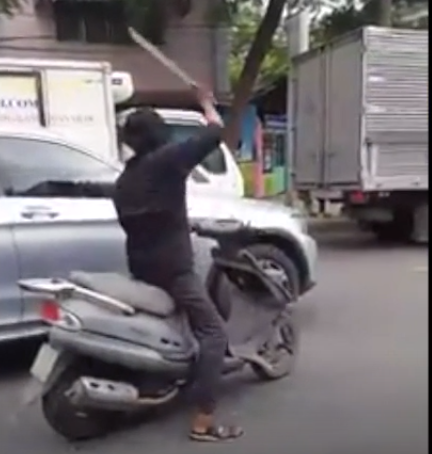“Ngáo đá” điên loạn cầm mã tấu chém rụng gương chiếu hậu 10 ô tô