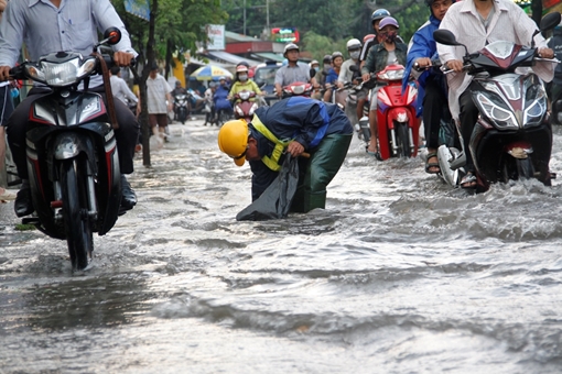 Mưa cộng triều cường, người dân bì bõm trong dòng nước đen kịt