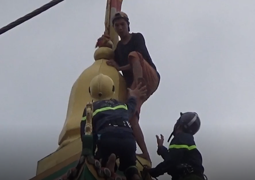 Giải cứu thanh niên nghi ngáo đá nhảy múa trên nóc chùa