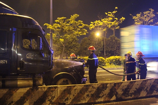 Xe đầu kéo phát nổ bốc cháy, tài xế đạp cửa thoát thân