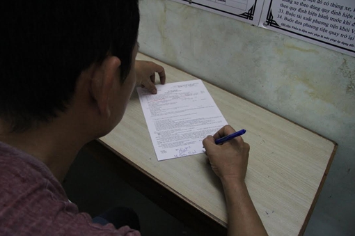 Tài xế điều khiển xe đầu kéo bằng chân bị phạt 8,2 triệu, tước bằng 3 tháng 