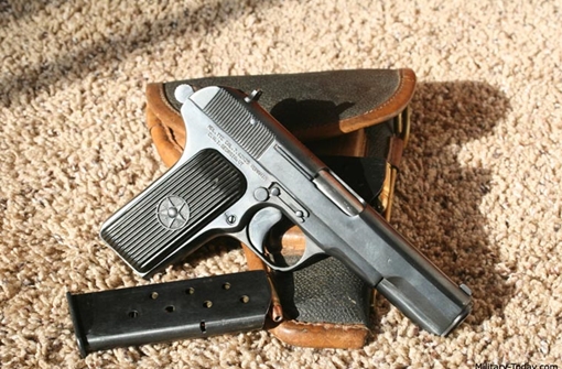 Thiếu niên suýt chết thảm vì đem súng của ông nội đi khoe