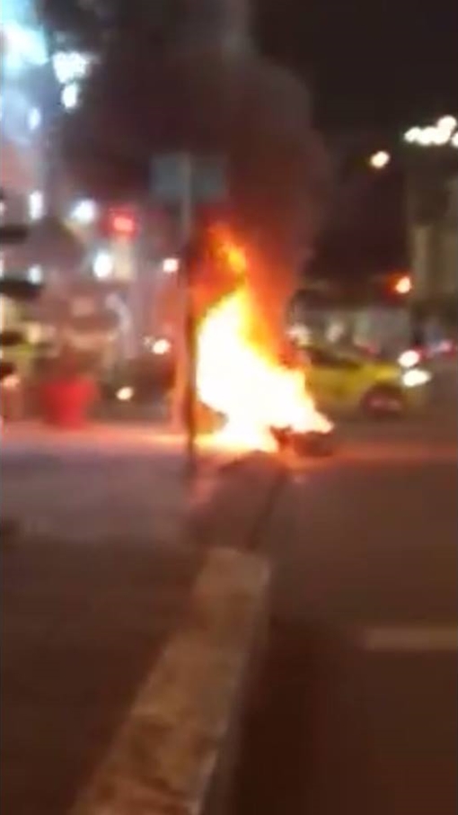 Nghi mâu thuẫn tình cảm, đôi nam nữ đốt xe trước nhà hàng