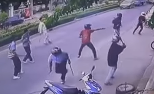 Tranh giành địa bàn, 2 nhóm hỗn chiến trước chợ Bình Điền