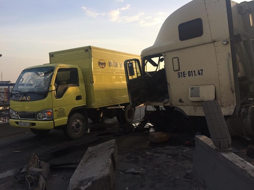 Xe đầu kéo tông dải phân cách, "hạ gục" 2 xe ngược chiều