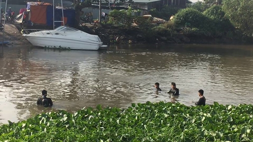 Hàng chục người nhái tìm kiếm nạn nhân sau khi phát hiện xe máy nằm ở mé sông