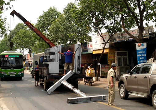 Khung sắt hơn 100kg bay ra khỏi xe tải đè người đi đường