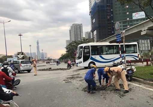 Tổ CSGT dừng xe dọn bùn vì thấy nhiều người trượt ngã