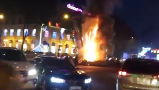 Đèn trang trí đón Tết ở khu trung tâm bốc cháy nghi ngút