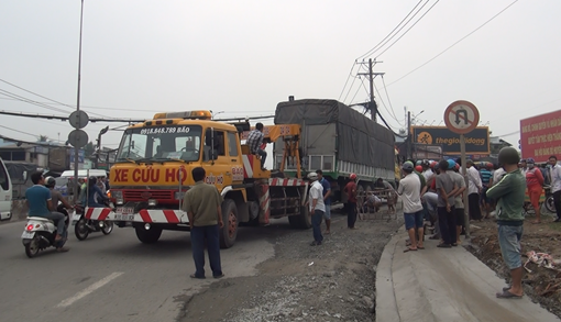 Xe tải rẽ phải không quan sát, tông cụ bà tử vong