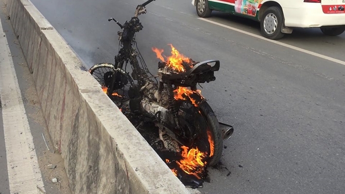 Xe máy đang lưu thông bỗng nhiên bốc cháy