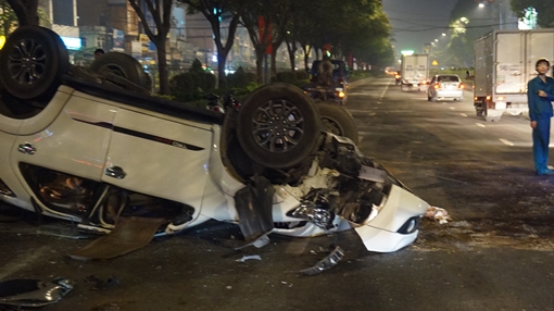 Tránh xe đầu kéo lao ngược chiều, xe 7 chỗ lật ngửa