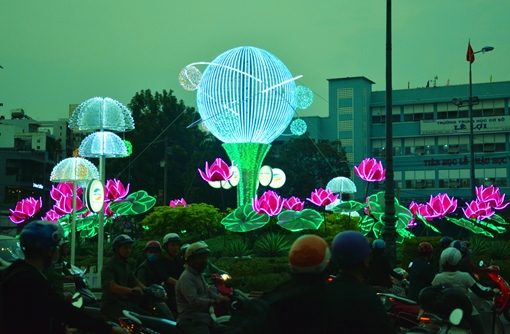 Đường phố TP Hồ Chí Minh lung linh đón Tết