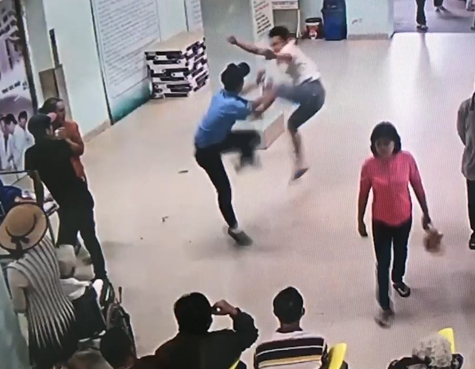 Không cho thăm bệnh, người nhà bệnh nhân mang hung khí đến đánh bảo vệ