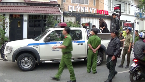 Kiểm tra hàng loạt khách sạn phát hiện dân chơi “đập đá” trong phòng