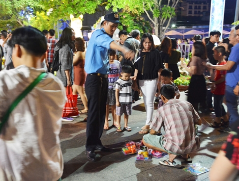 Hàng rong bủa vây khu vực đường hoa Nguyễn Huệ