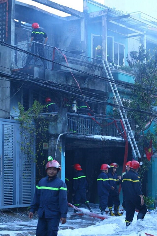 Nhà cháy rụi khi cả gia đình đi du lịch