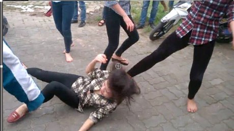 Bị đâm thấu bụng vì đứng ngoài "chỉ đòn" cho bạn gái đánh nhau