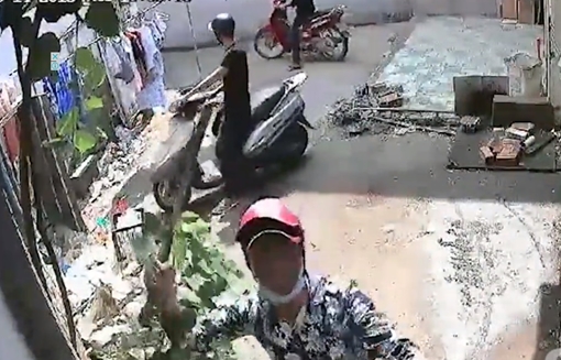 Nhóm đối tượng xách mã tấu uy hiếp rồi ném sơn bẩn vào một gia đình