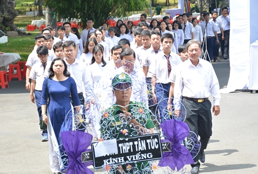 Dòng người đổ về viếng lễ tang cố Thủ tướng Phan Văn Khải