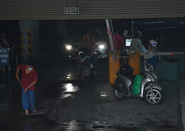 Kỳ lạ nhiều phương tiện vẫn "chạy tốt" dưới "hỏa ngục" chung cư Carina Plaza