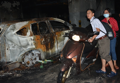 Vụ cháy chung cư Carina Plaza: Nhiều chiếc xe không thể nhận dạng