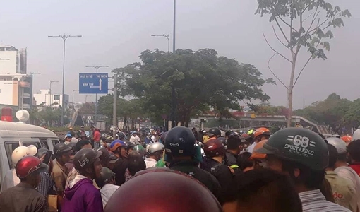 Đại lộ Võ Văn Kiệt kẹt cứng vìngười dân dừng xe xem nạn nhân nhảy cầu