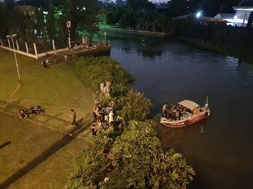 Phát hiện ba lô bí ẩn trên cầu, hàng chục CBCS lặn mò tìm người tự tử