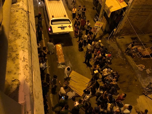 Xe bán tải lùa 2 xe máy, một người rơi từ cầu xuống đất tử vong