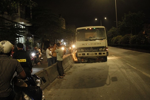 Xe ben cuốn 2 vợ chồng vào gầm, xe máy bị nghiền nát, bốc cháy