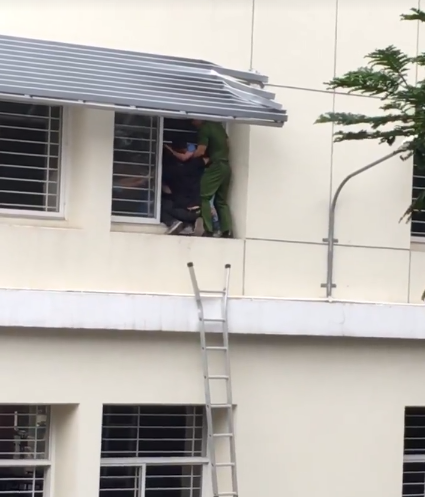 Giải cứu nam sinh viên bị điểm thấp "quyết" nhảy lầu tự tử 