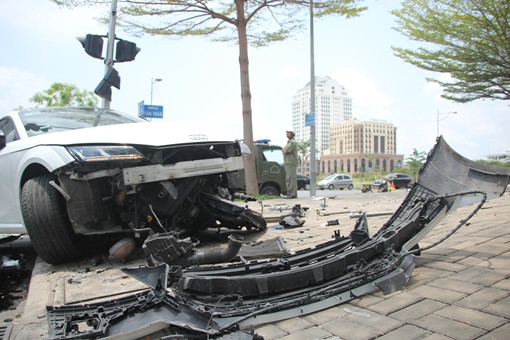 Tránh xe máy, Audi tông cột đèn nát bươm đầu
