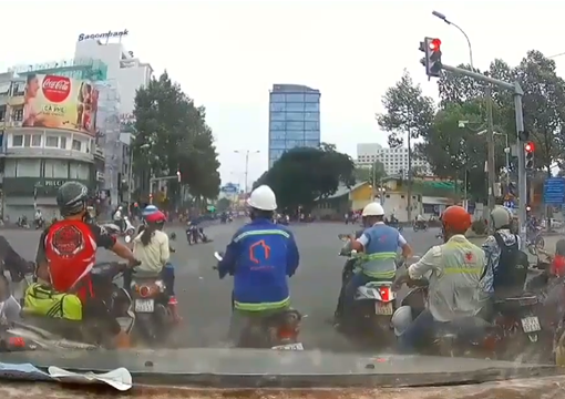 Từ camera hành trình bắt được tên cướp kéo lê cô gái trên đường