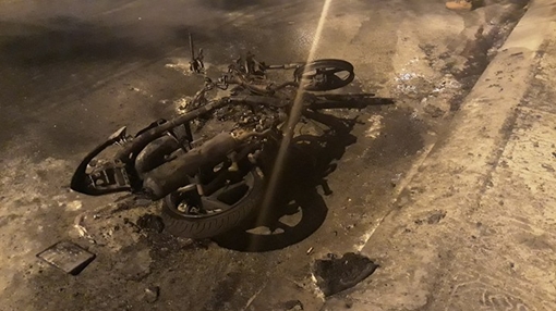 Xe tay ga cháy trơ khung trên đường