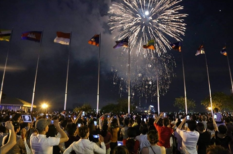 Pháo hoa rực rỡ chào mừng Ngày Thống nhất ở TP Hồ Chí Minh