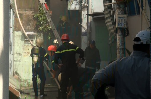 Hai người già cố thủ trong căn nhà bốc cháy trong hẻm