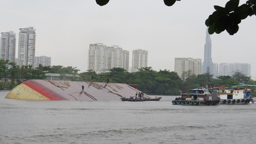 Chủ sà lan hơn 1.000 tấn lẳng lặng xử lý sau khi bị lật úp trên sông Sài Gòn