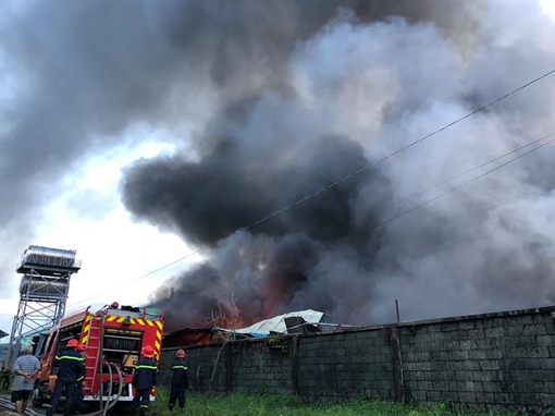 3 nghìn tấn giấy chứa trong kho khu công nghiệp bị thiêu rụi