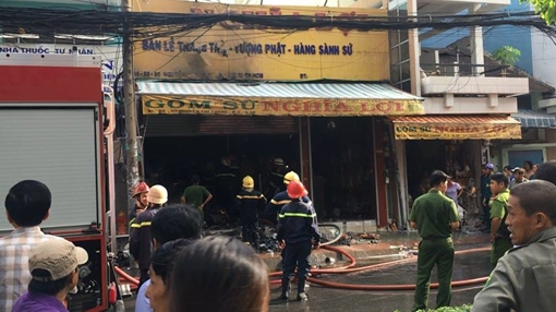 Cửa hàng bán đồ thờ cúng bị thiêu rụi